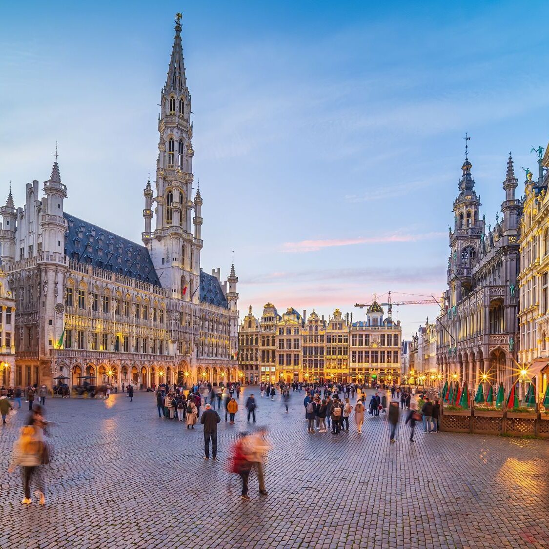 grand-place-paves-gens-bruxelles