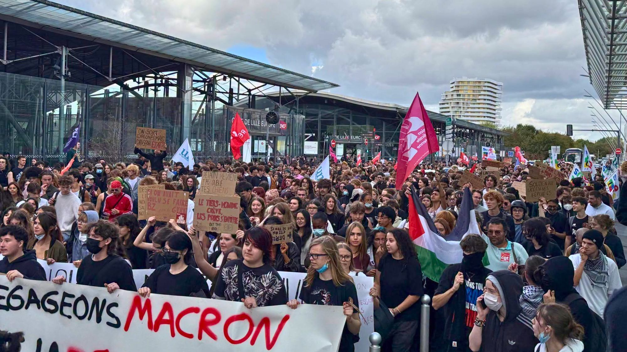 manifestation-gare-lille-europe-gens