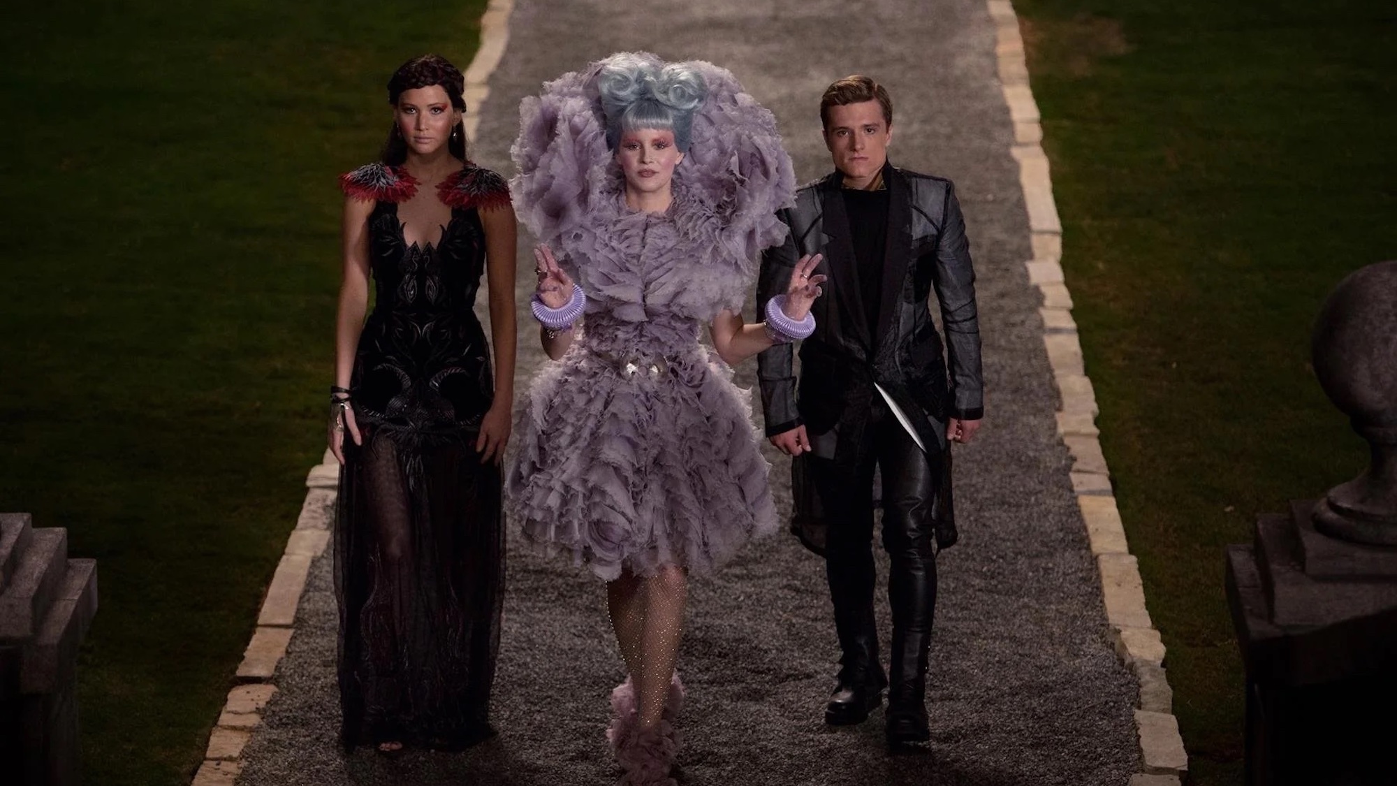 new-catching-fire-photo-of-katniss-effie-and-peeta