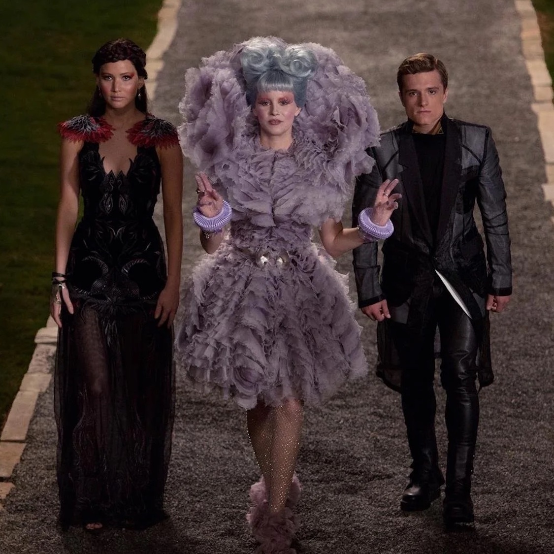 <i>Hunger Games</i> : les costumes des films exposés demain à Paris new-catching-fire-photo-of-katniss-effie-and-peeta