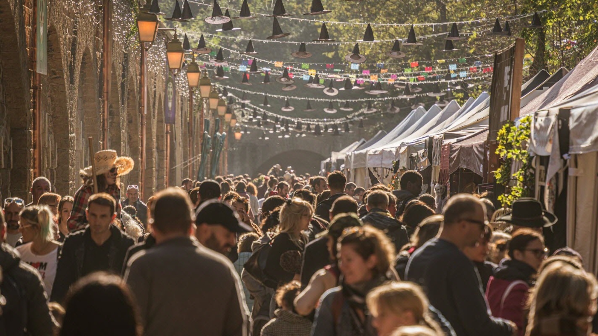 Près de Lyon, ce marché magique transforme un fort du XIXe en paradis d'Halloween et de Noël lyon-marche-magique-transforme-fort-halloween-noel