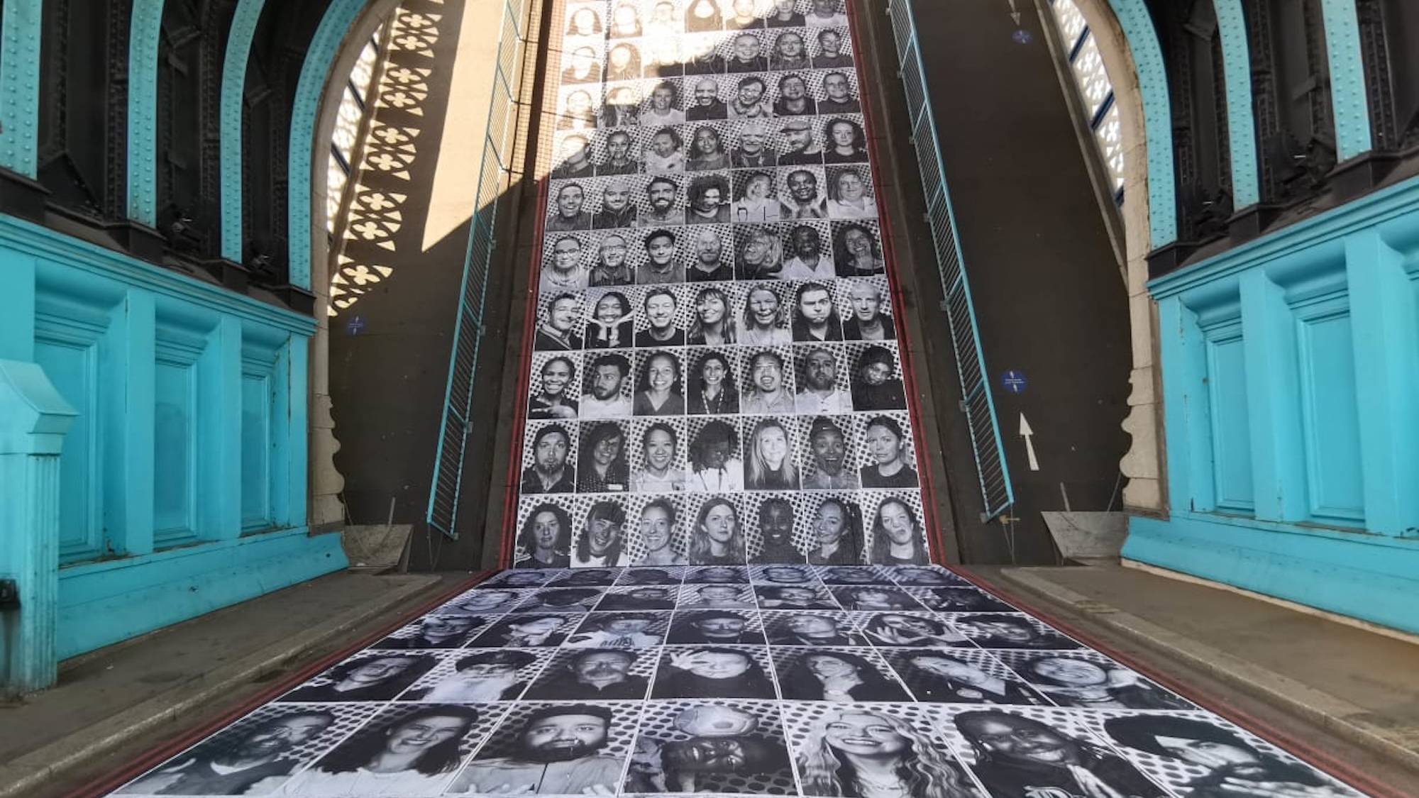 Près de Lyon, l’artiste JR va recouvrir un immeuble de centaines de portraits avant sa démolition pres-lyon-artiste-jr-recouvre-immeuble-centaines-p