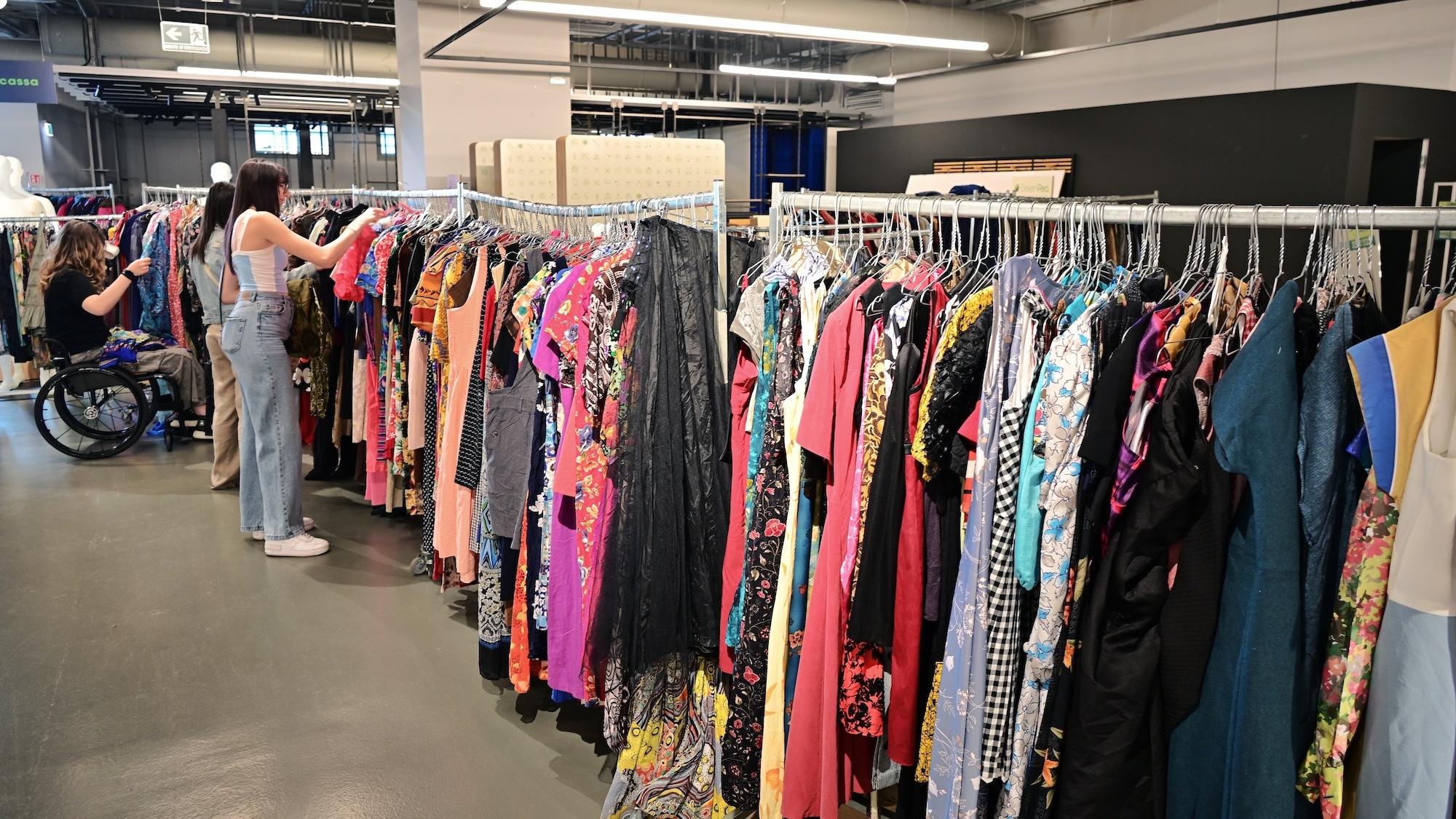 À Lyon, cette nouvelle boutique vend des vêtements et objets de seconde main au kilo dès 1 € lyon-nouvelle-boutique-solidaire-vetements-1-euro-