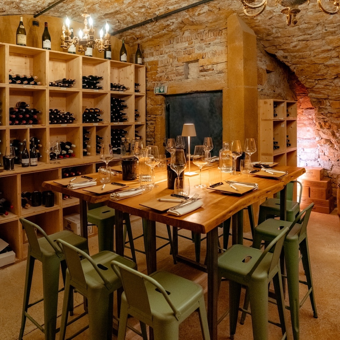 Cette table gastronomique avec cave voûtée au coeur de Lyon est la star incontestée des sauces astral-restaurant-gastronomique-lyon-sauces-4