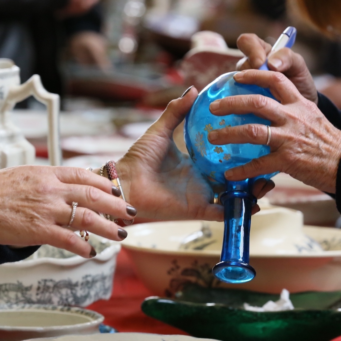 Pour ses 80 ans, cette asso organise une vente solidaire XXL avec des pièces dès 1€ association-petits-freres-des-pauvres