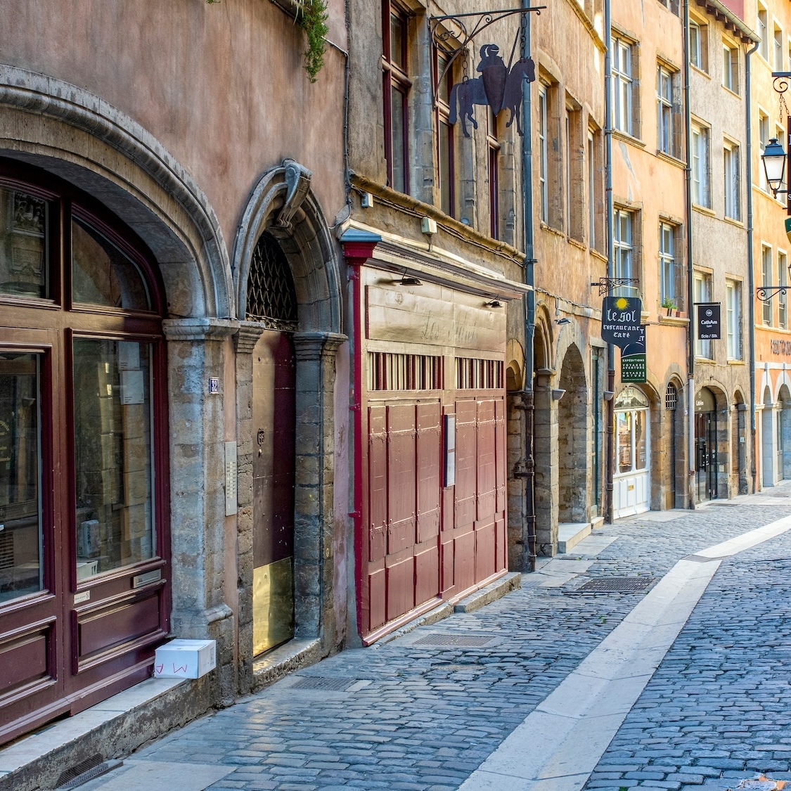 Cette rue de Lyon, considérée comme la plus étoilée de France, doit son nom à un jeu de mots rue-boeuf-lyon-nom-jeu-mots-1