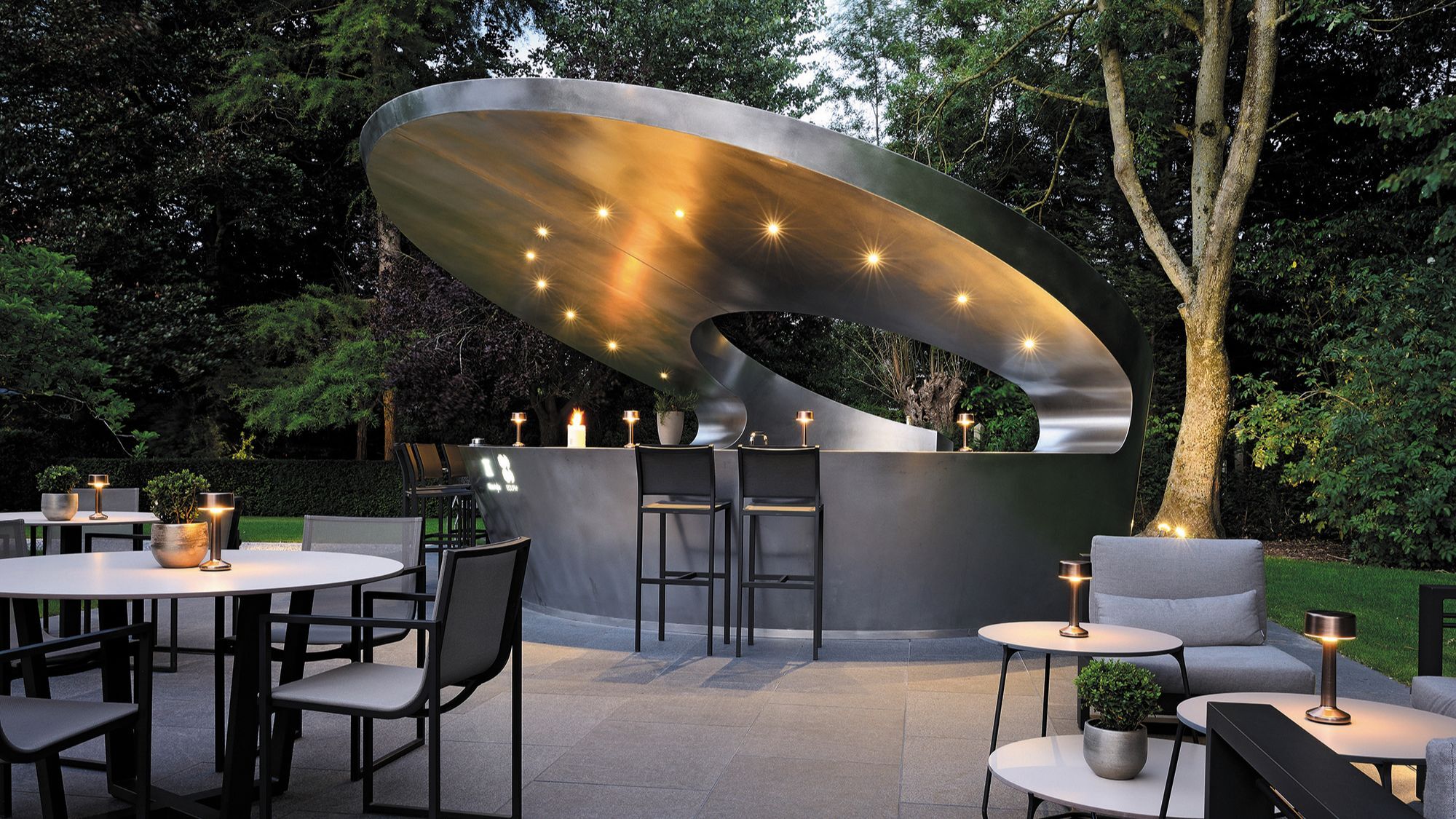 À 1h de Lille, ce restaurant figure parmi les tables les mieux notées au monde en 2026 bar-chaises-tables-terrasse