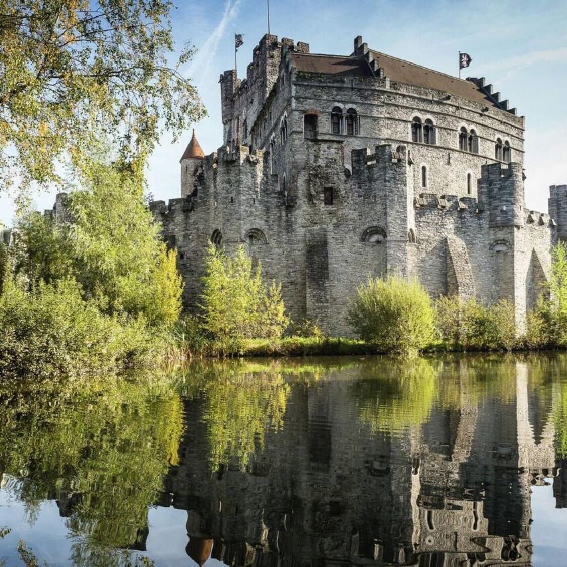 chateau-medieval-eau