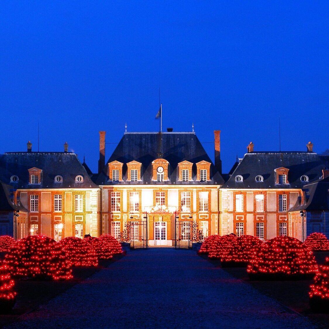 Ce château de contes de fées se transforme en royaume de Noël à 1h de Paris breteuil-a-noel-credit-fabrice-milochau-scaled-2