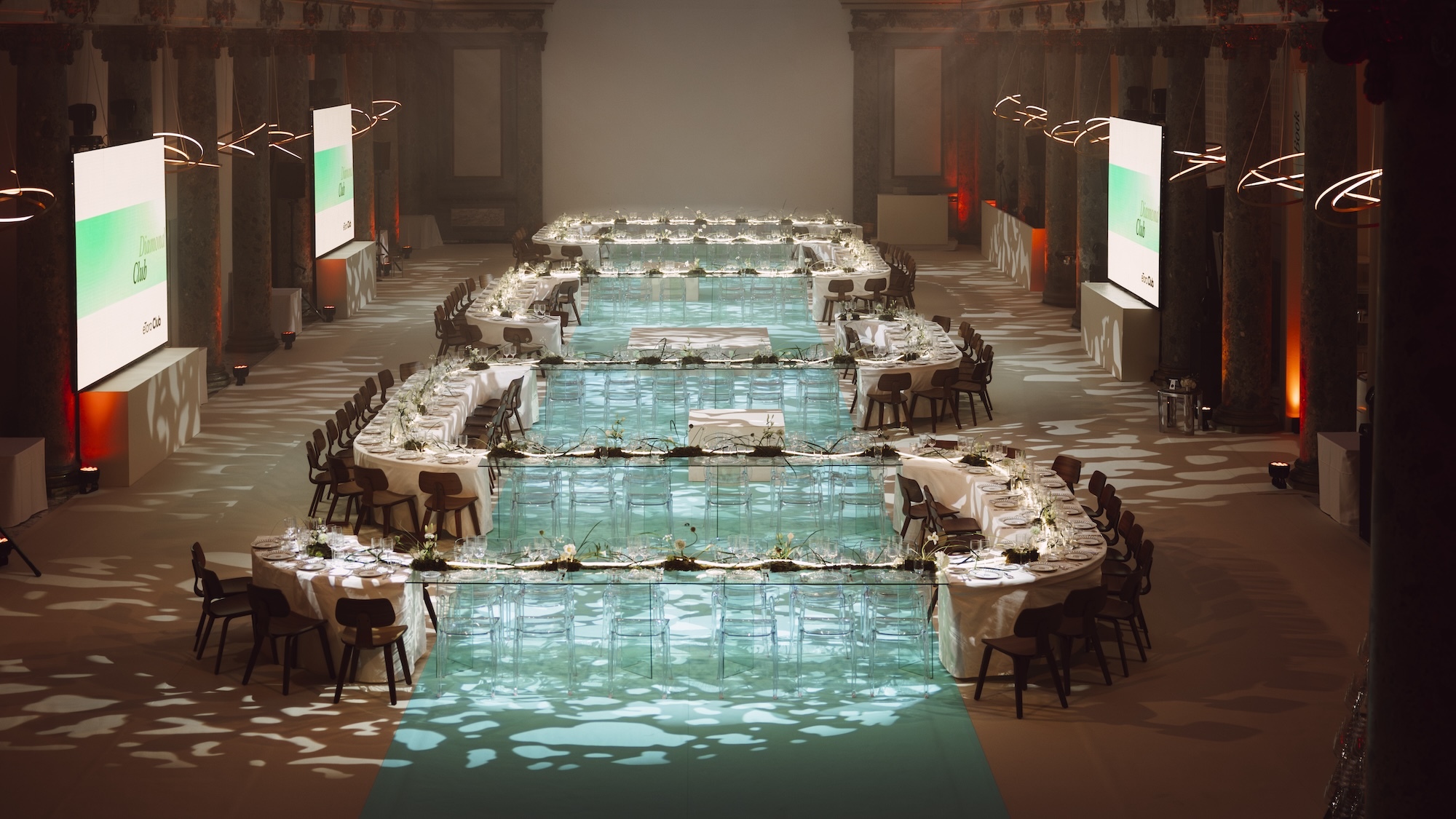 Standard Club, la nouvelle référence du mobilier événementiel diner-pavillon-cambon-cre-dit-photo-anastasia-rokh