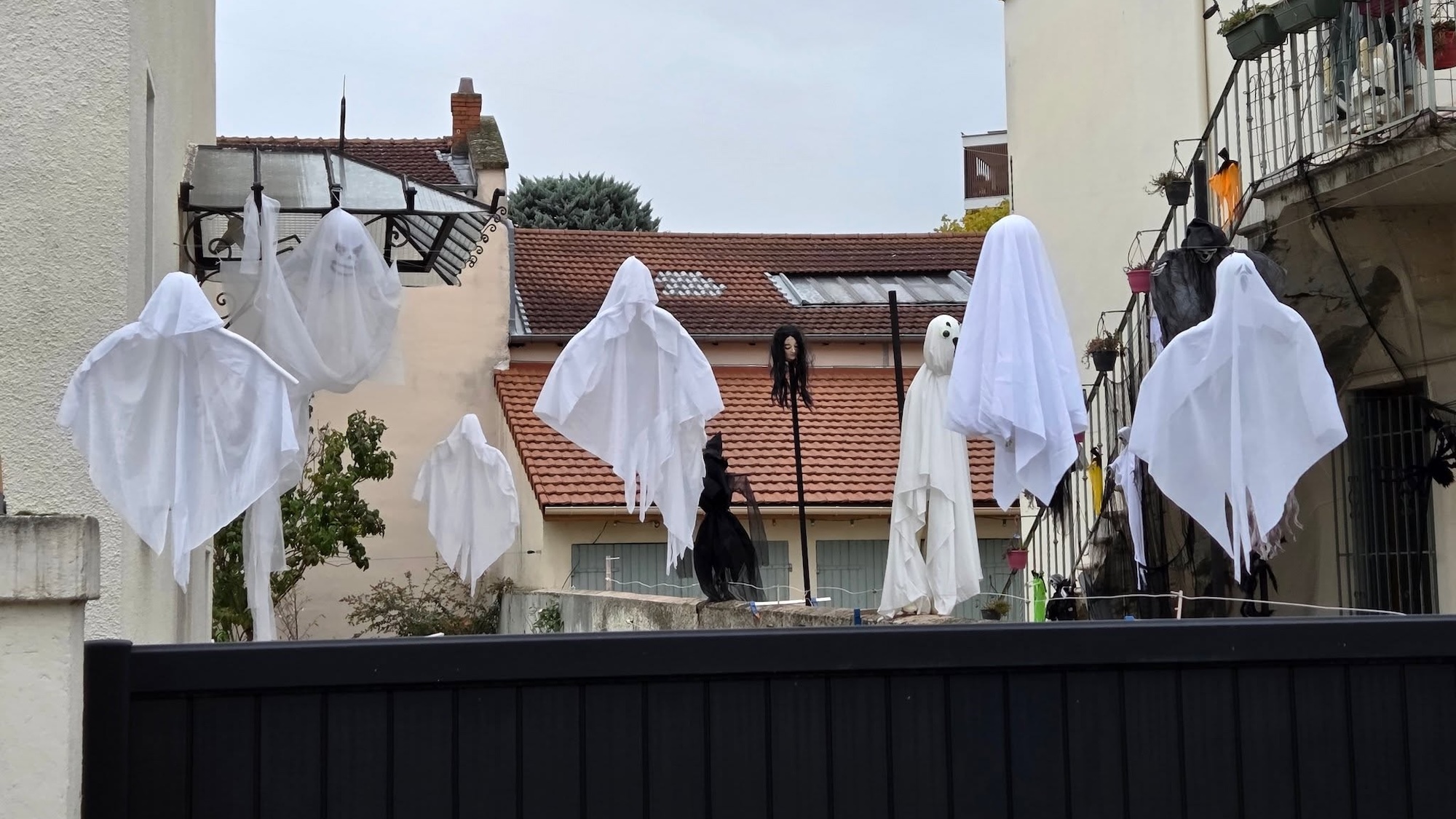 Cette maison à Lyon 8e se transforme en décor de film d’horreur pour Halloween maison-lyon-8e-decor-film-horreur-halloween