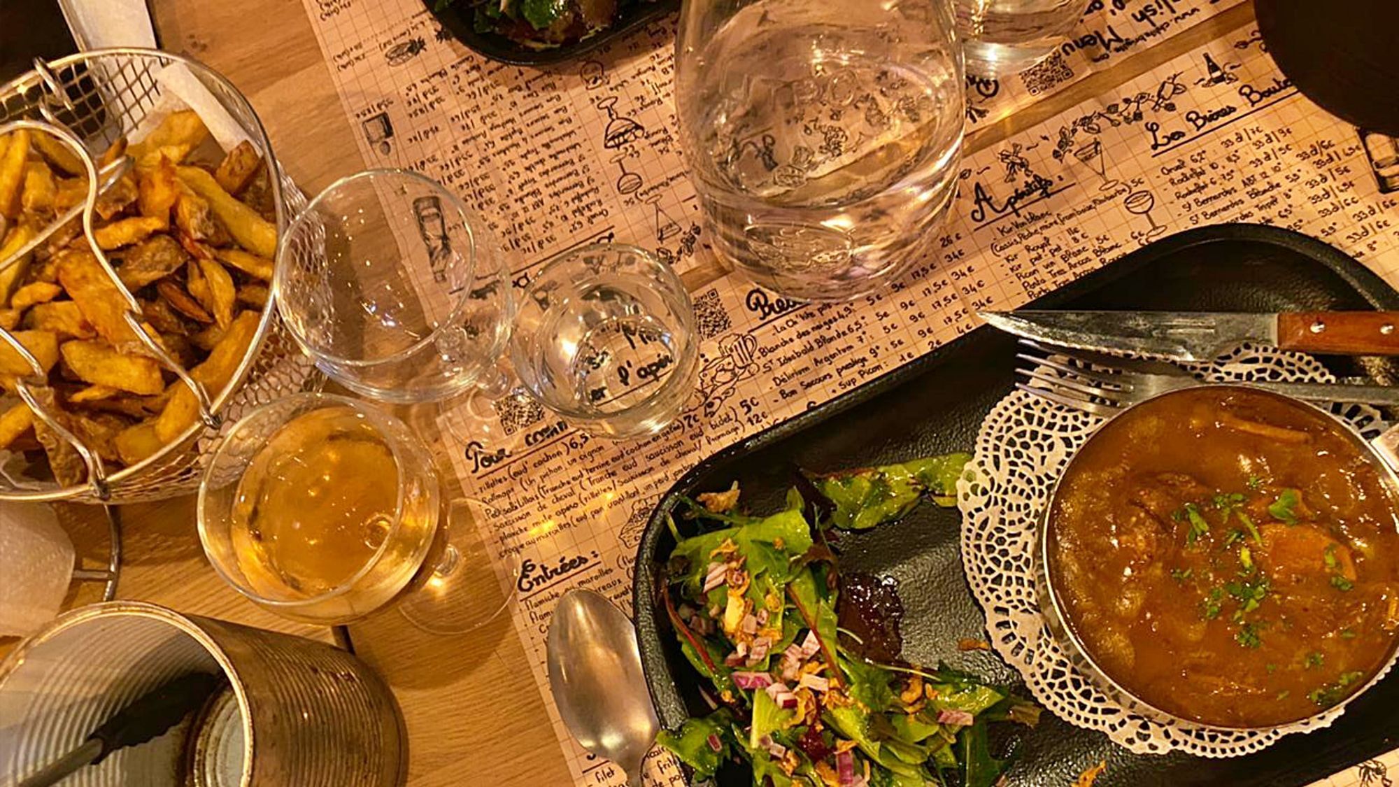table-frites-carbonnade-salade