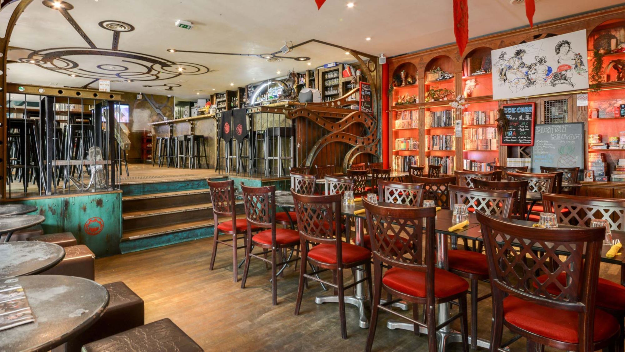 Les bars les plus insolites de Lille à tester au moins une fois dans sa vie dernier-bar-fin-monde-chaises-tables