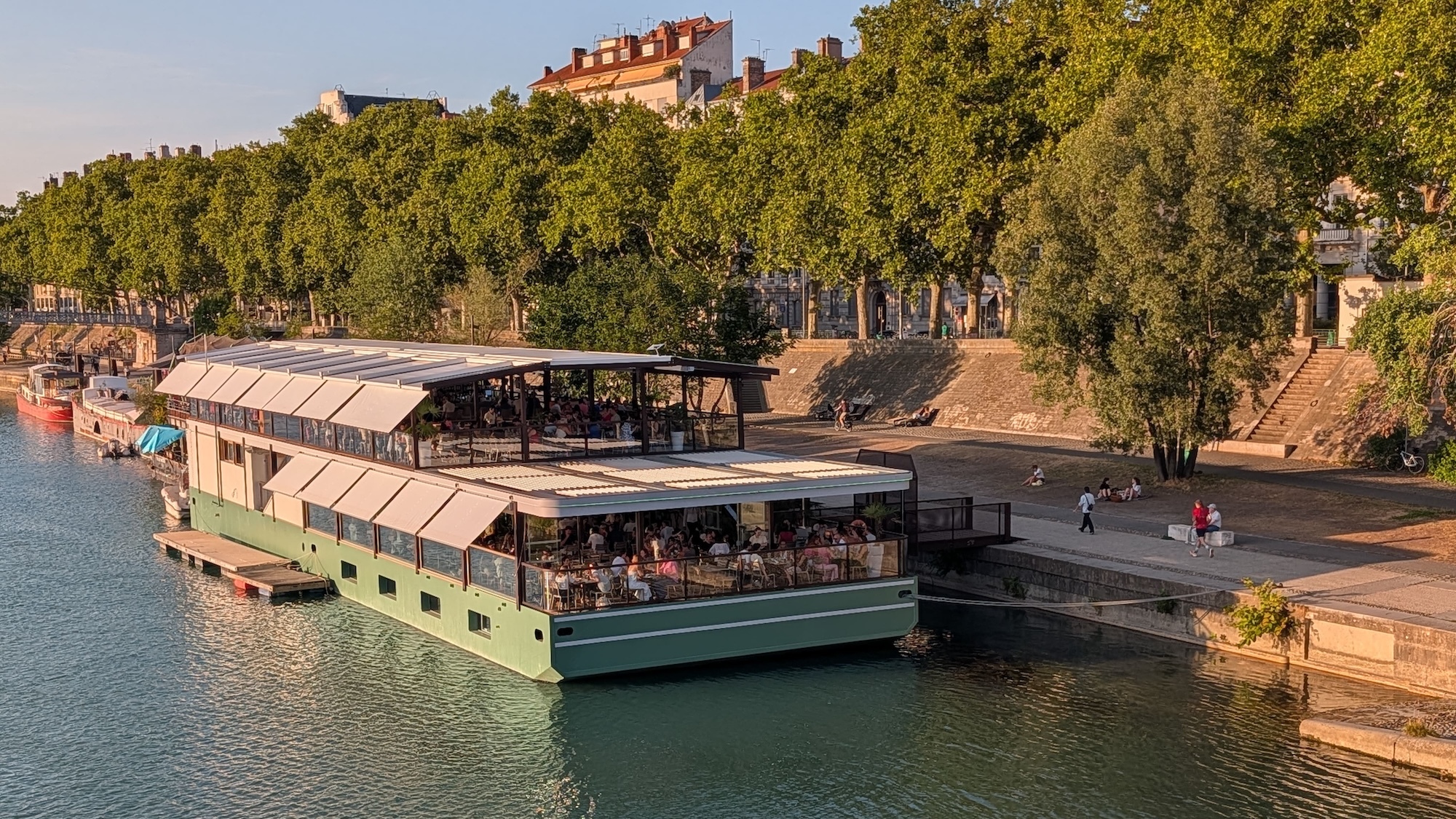 Un restaurant flottant de 1 000 m² a ouvert sur les quais du Rhône à Lyon modulo-lyon-peniche-restaurant-flottant