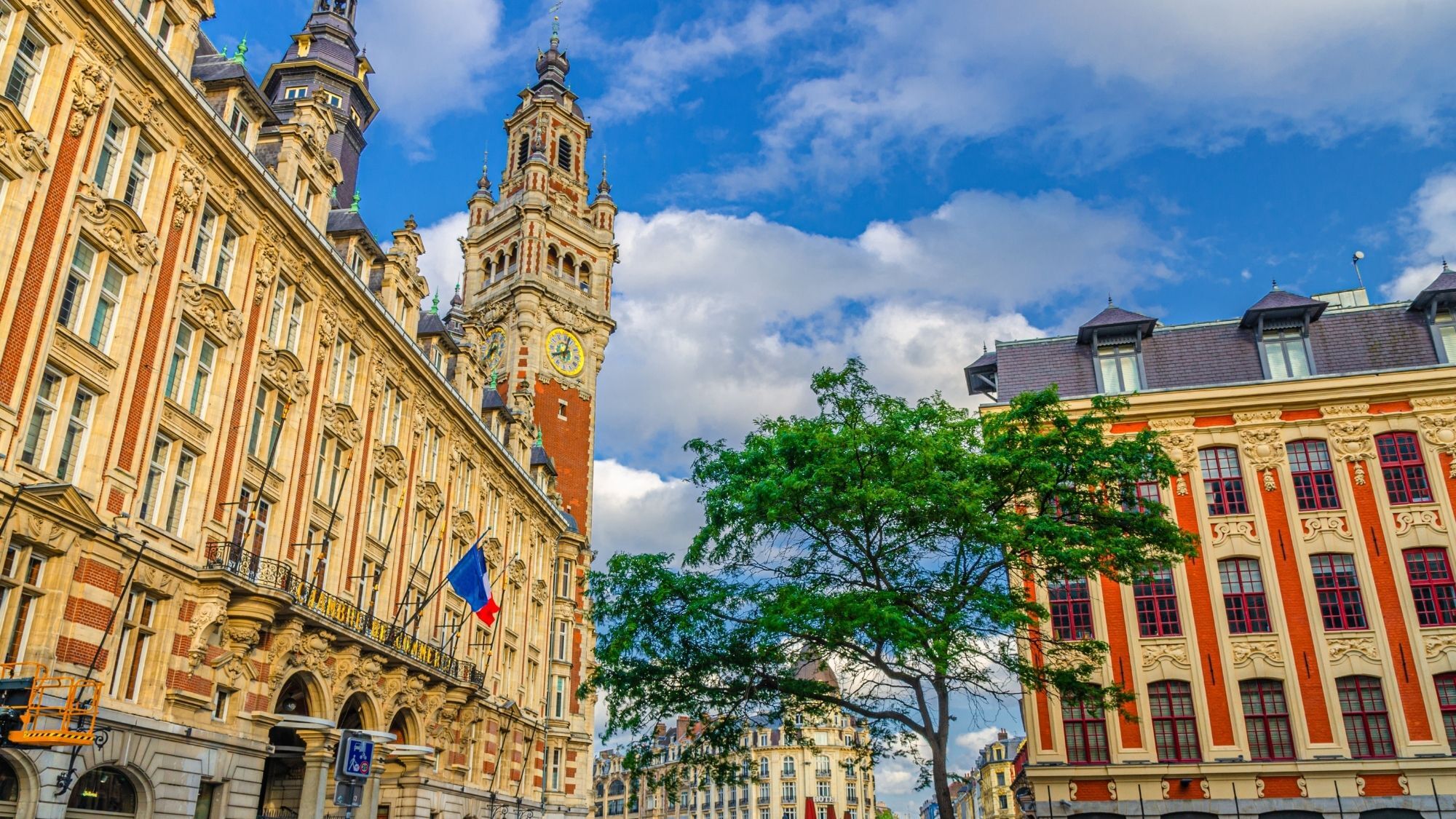 beffroi-centre-ville-lille-drapeau