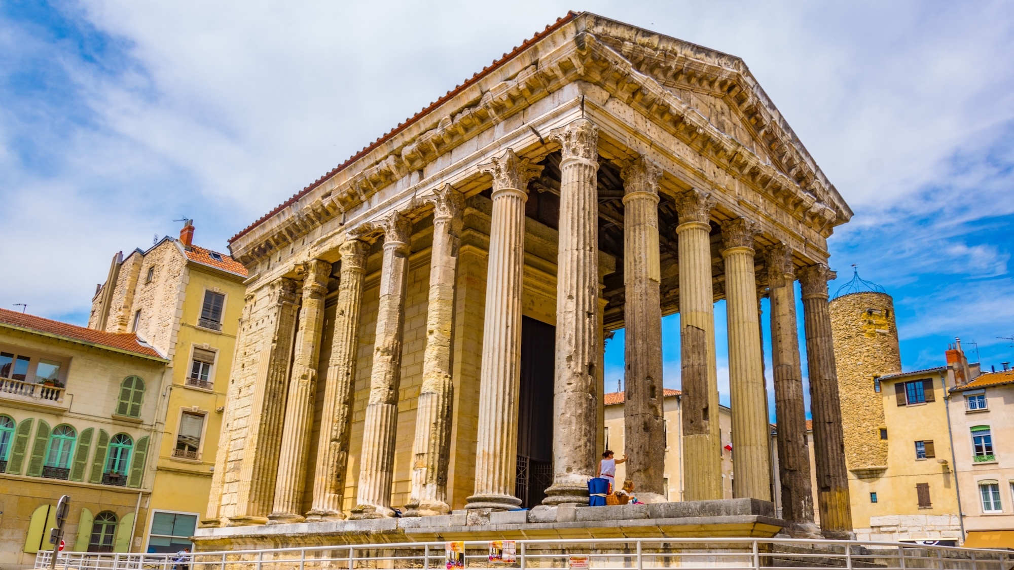 pre-s-de-lyon-ce-temple-antique-devient-un-resto-g