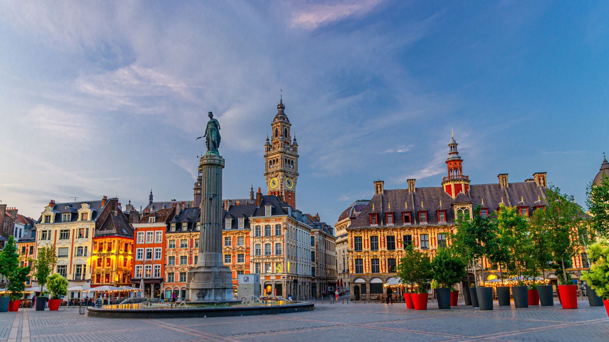 lille-grand-place-fontaine-deesse-beffroi