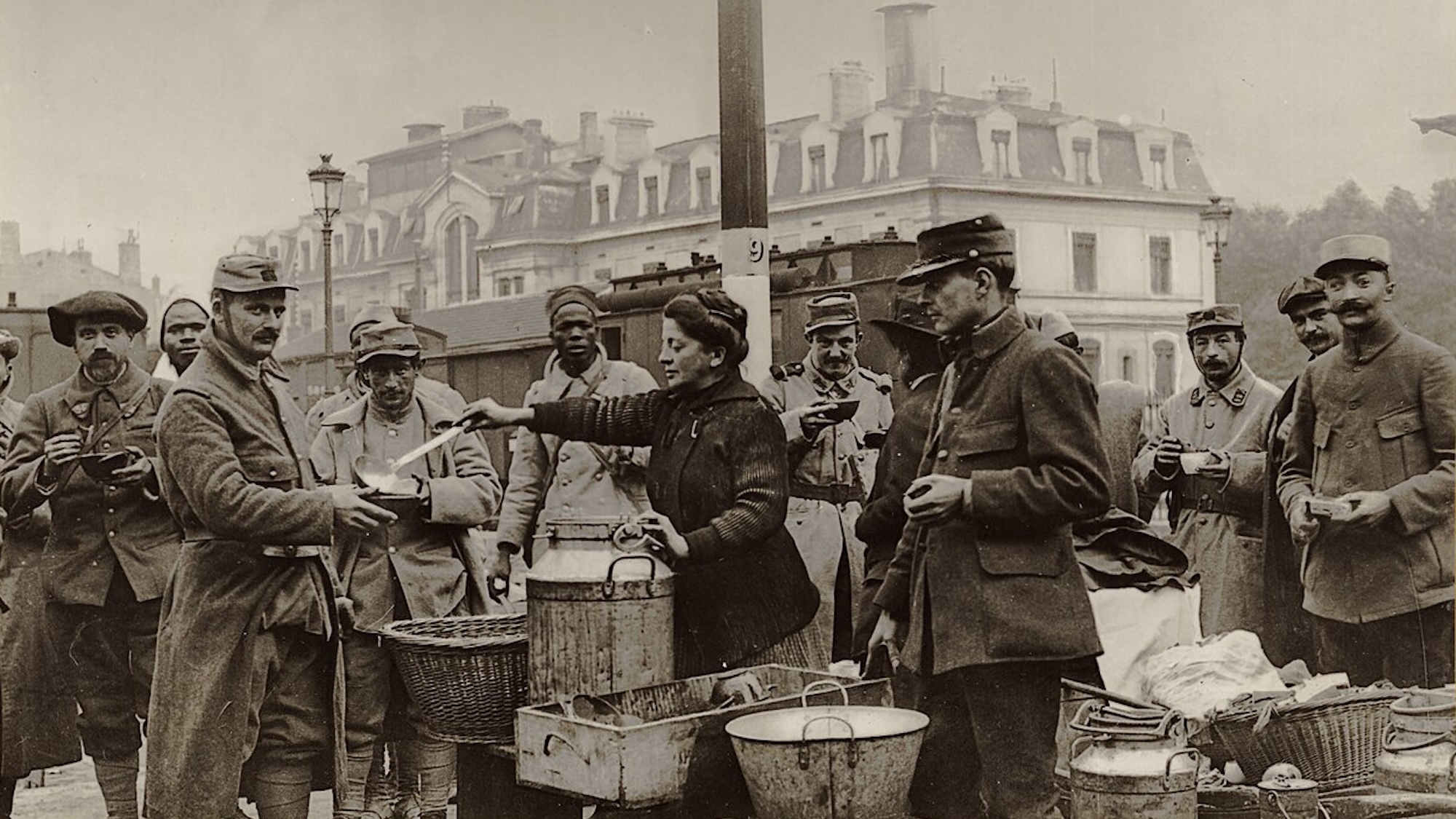 Histoire de Lyon : cette Lyonnaise a servi plus d’un million de repas aux soldats entre 1914 et 1919 clotilde-bizolon-sert-la-soupe-aux-poilus