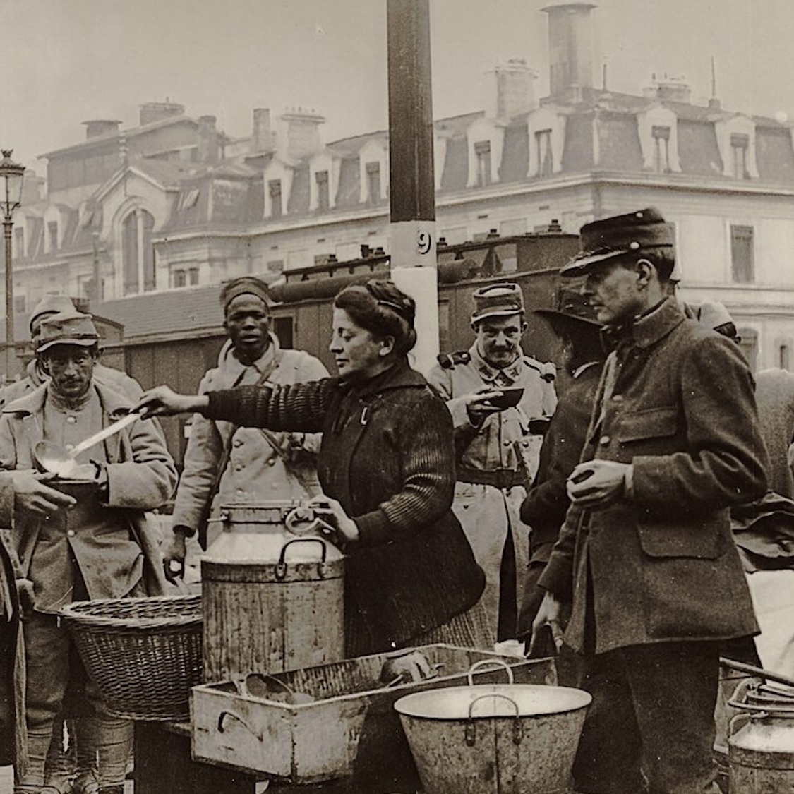 clotilde-bizolon-sert-la-soupe-aux-poilus