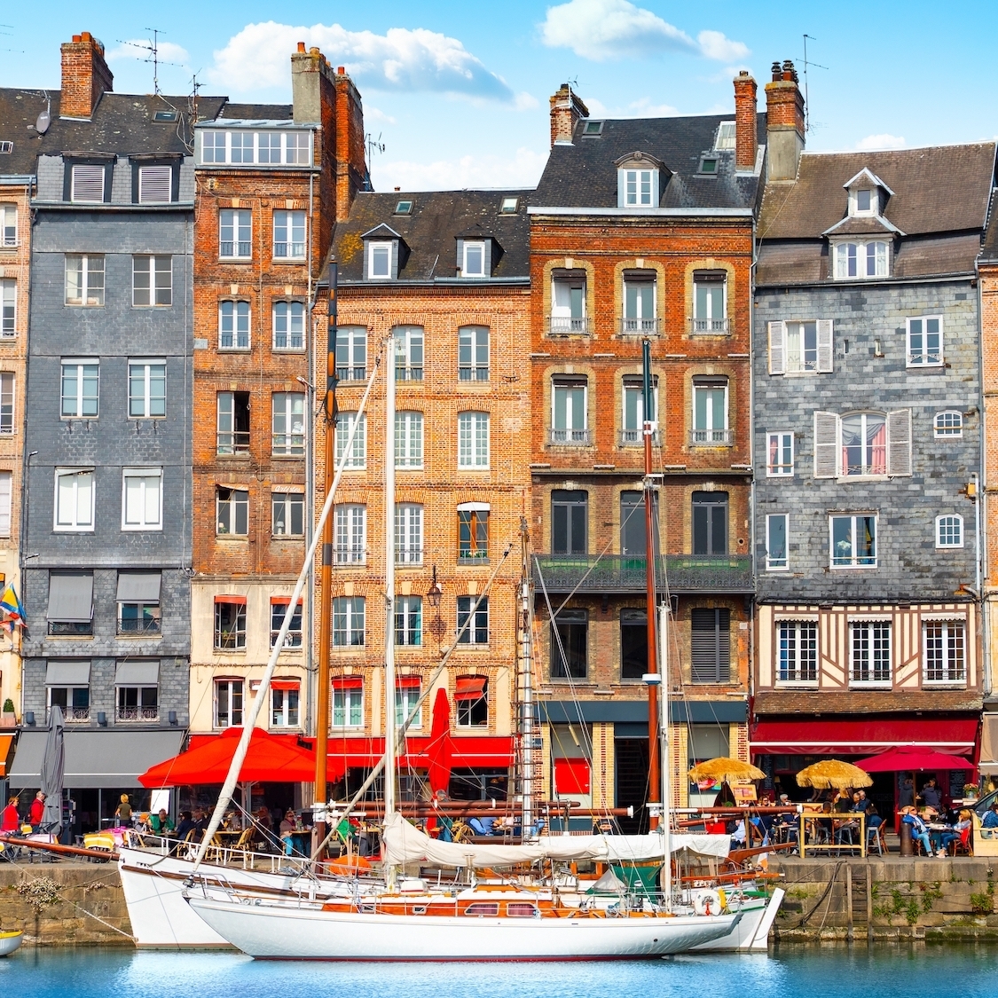 À 2h de Paris, cette ville médiévale en bord de mer est l'une des plus belles de Normandie shutterstock-2673108185