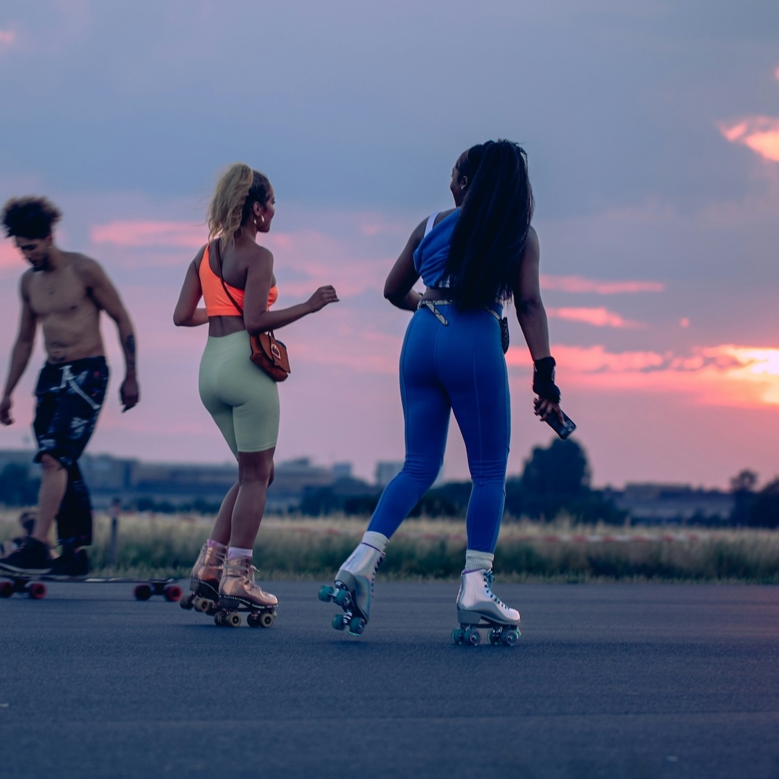 Une roller disco party gratuite investit le Parvis de La Défense pendant 3 jours rapha-wilde-unsplash