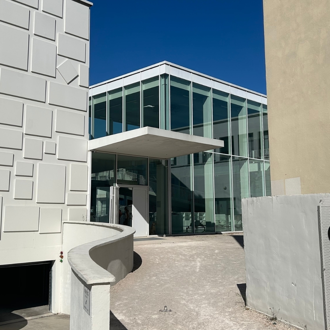L'Almanach 26 : l'exposition internationale fait son retour au Consortium article-couverture-lebonbon