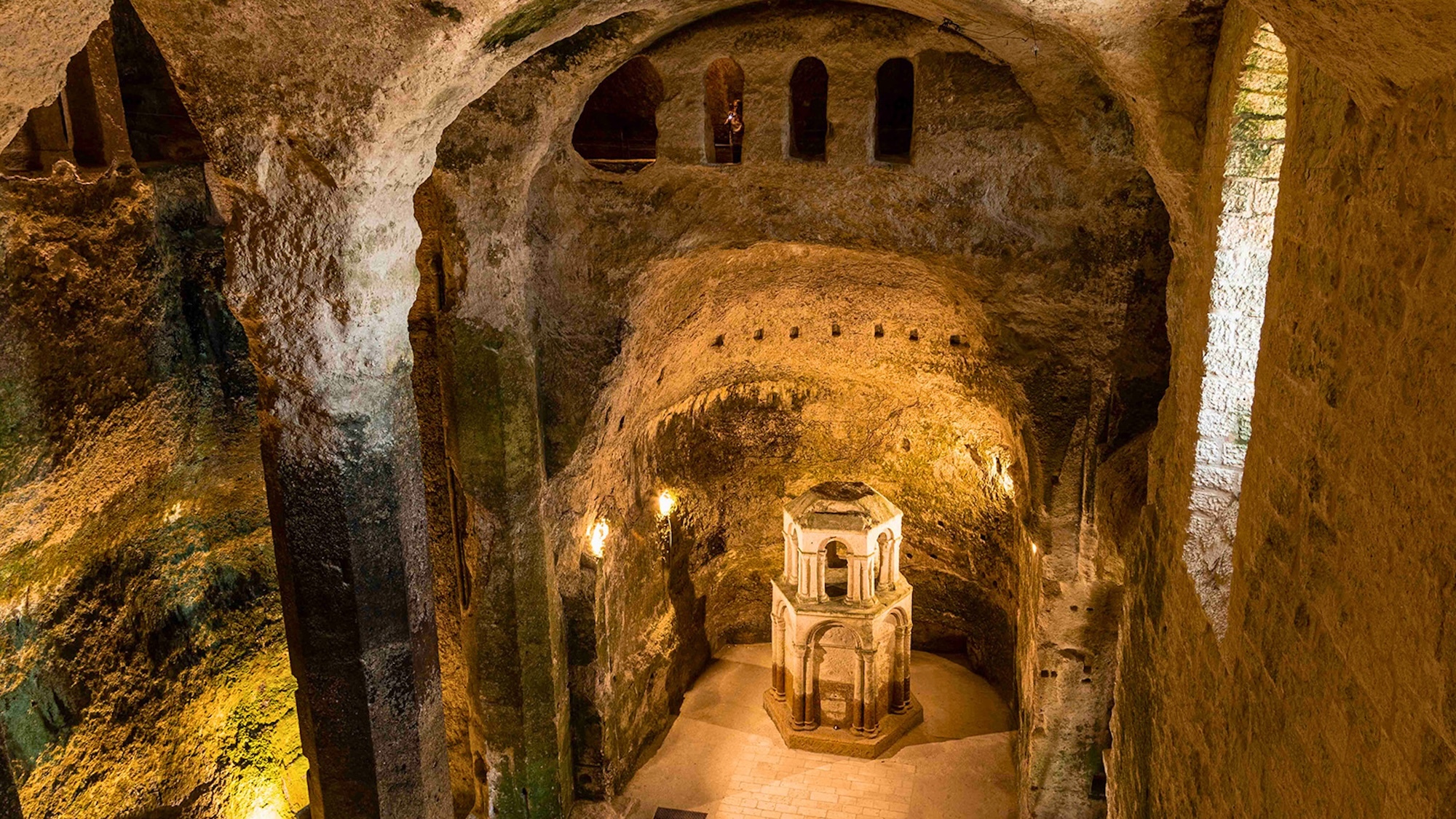 À 1h15 de Bordeaux, ce village accroché à flanc de falaise cache une église souterraine géante eglise-aubeterre-dronne