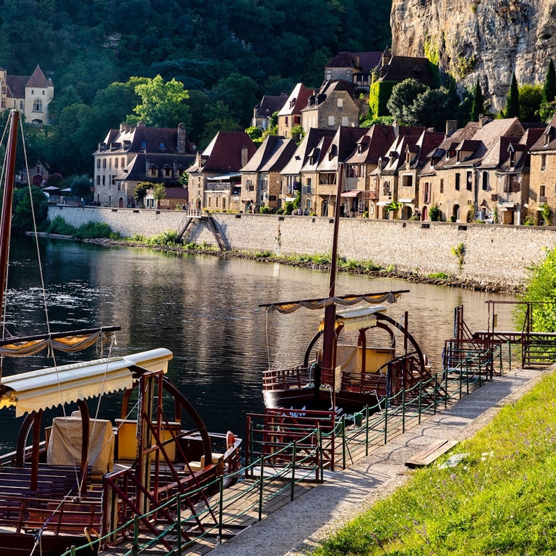 À moins de 2H de Bordeaux, ce village adossé à une falaise semble tout droit sorti d’Italie la-roque-gageac-perigord