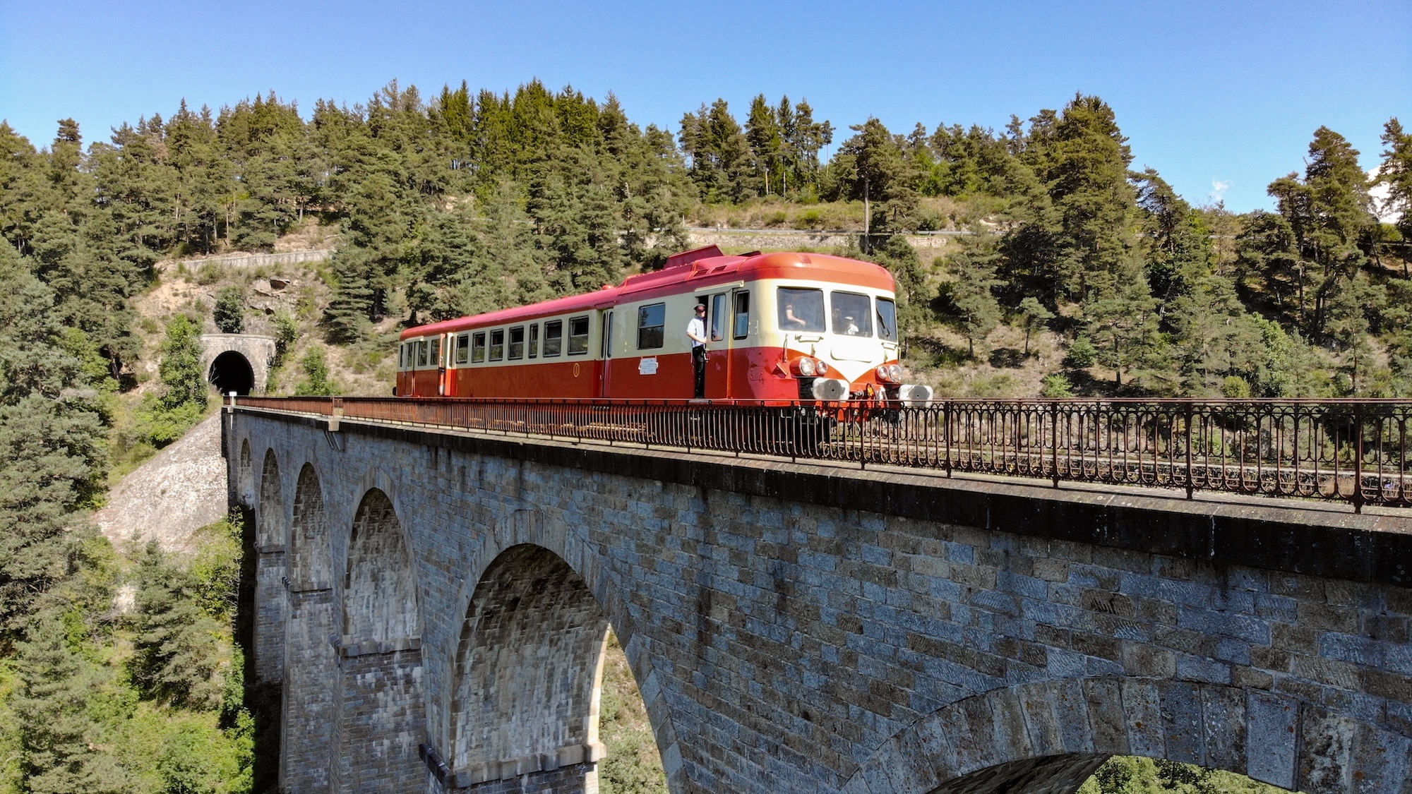 a-1h30-lyon-train-touristique-annees-50-vous-emmen