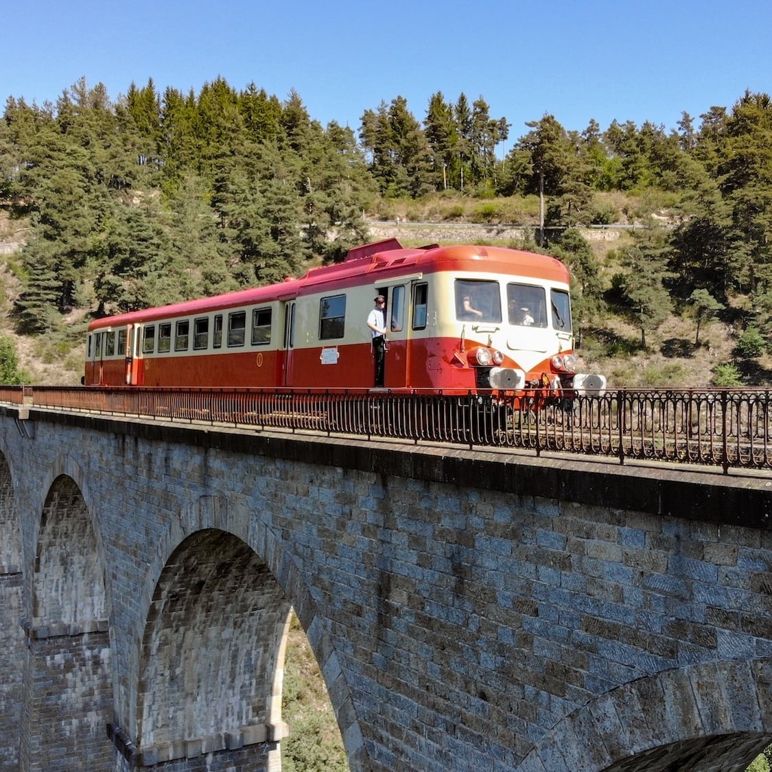 a-1h30-lyon-train-touristique-annees-50-vous-emmen