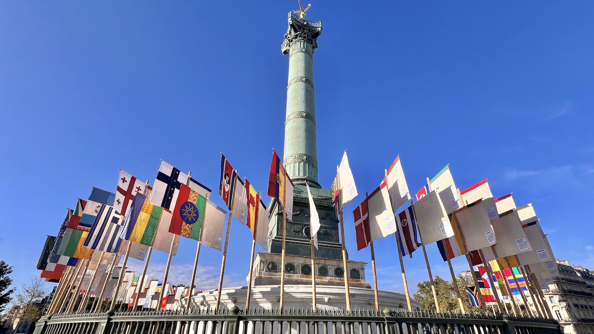 Pourquoi il y a des drapeaux tout autour de la colonne de la Bastille ? img-7928