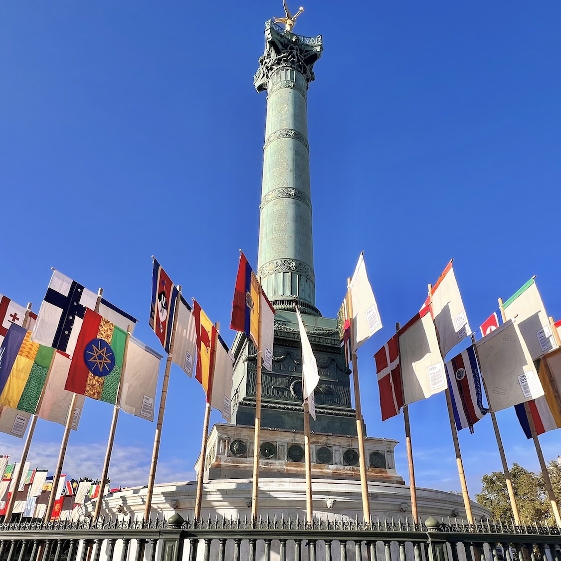 Pourquoi il y a des drapeaux tout autour de la colonne de la Bastille ? img-7928