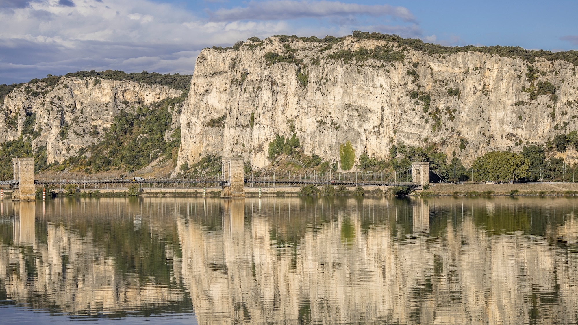 canyon-cache-grottes-suspendues-rhone-1h30-lyon