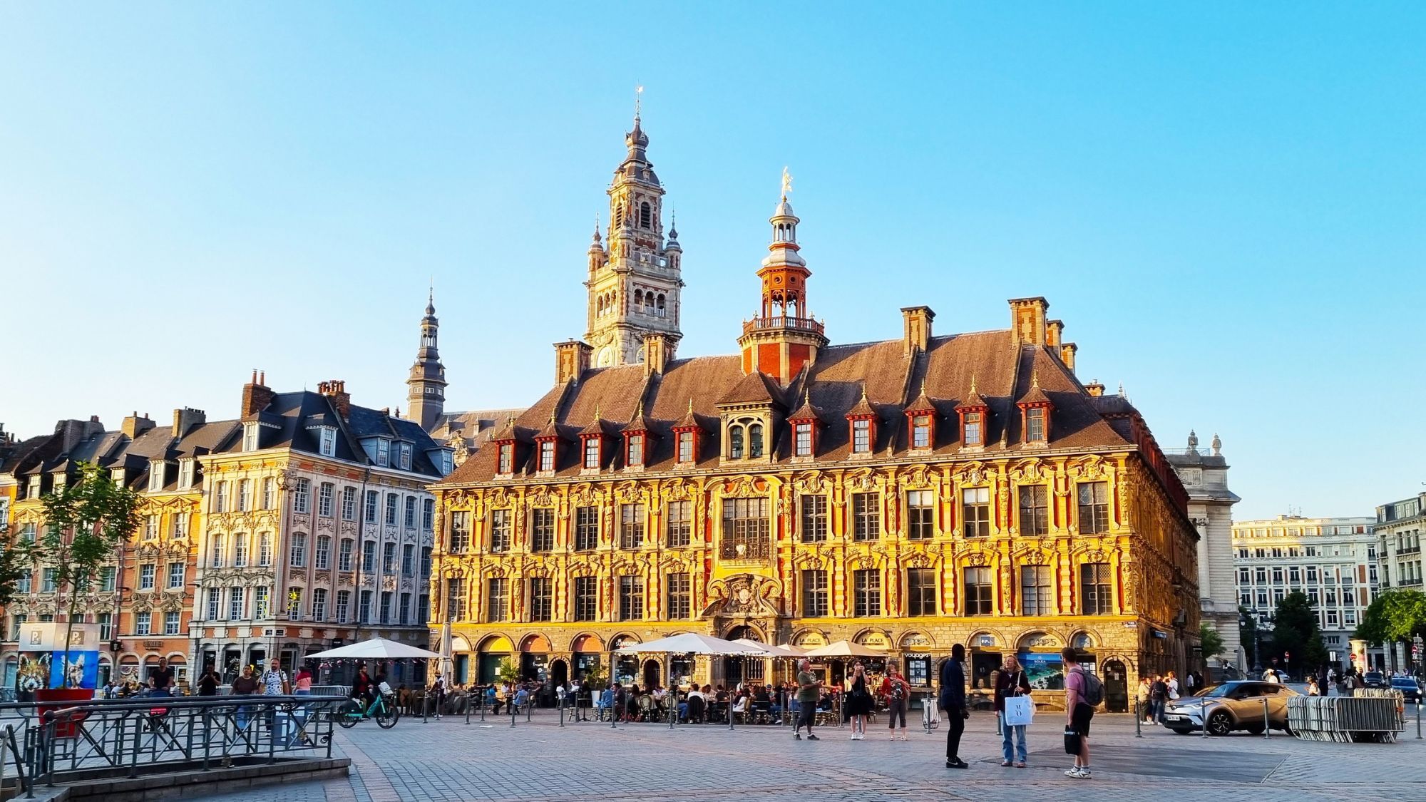 grand-place-beffroi-batiment