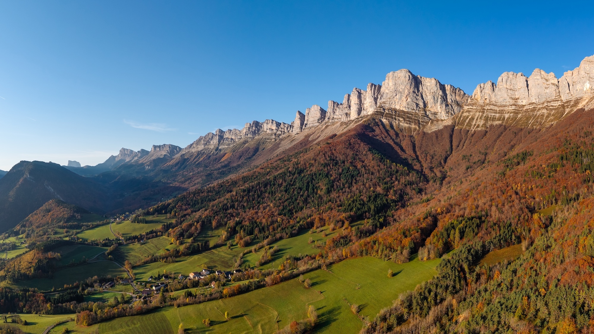 À 1h30 de Lyon, ce parc naturel figure parmi les plus belles randonnées du monde en automne a-1h30-lyon-parc-naturel-plus-belles-randonnees-mo