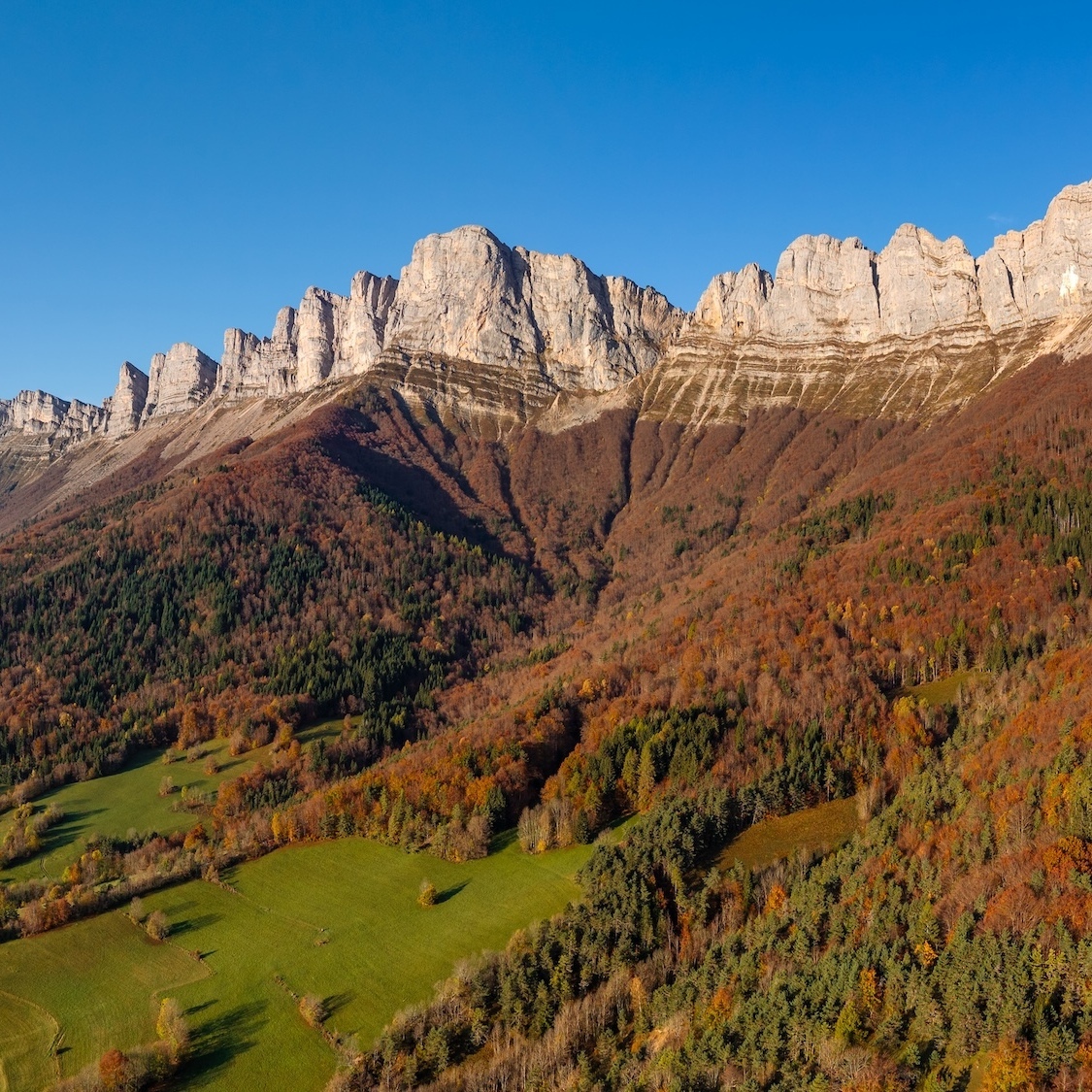 À 1h30 de Lyon, ce parc naturel figure parmi les plus belles randonnées du monde en automne a-1h30-lyon-parc-naturel-plus-belles-randonnees-mo