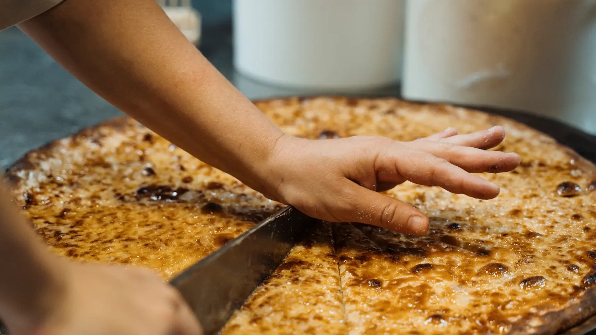 Cette cité médiévale à 35 minutes de Lyon cache une spécialité réputée dans le monde entier galette-perouges-specialite-culinaire-reputee-mond