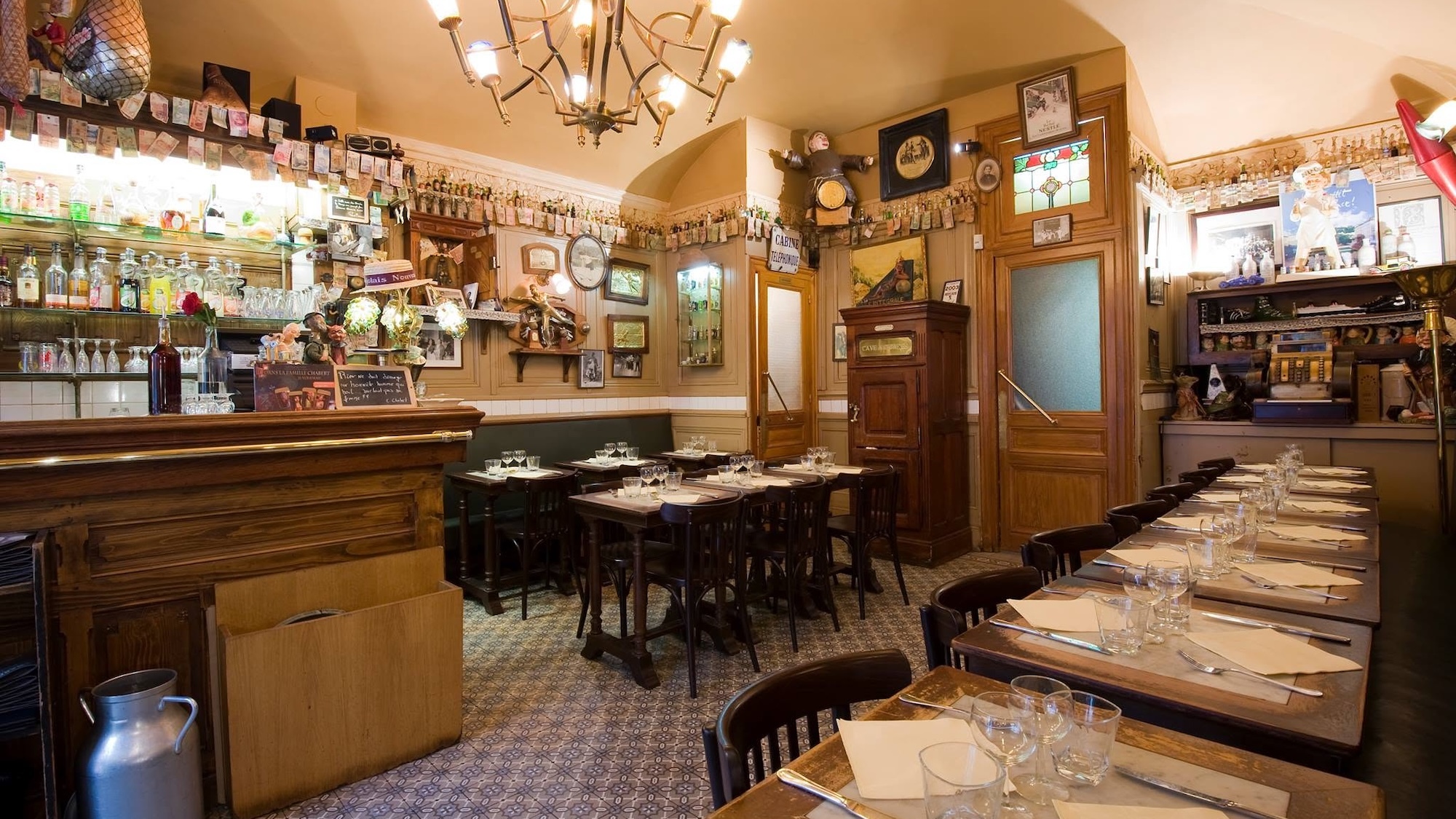 ce-bouchon-lyonnais-attire-celebrites-comme-johnny