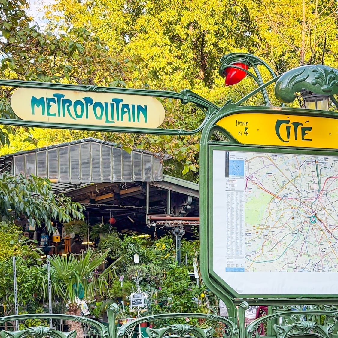 Métro : onze stations fermées la semaine prochaine pour la visite du pape ! shutterstock-2795235501