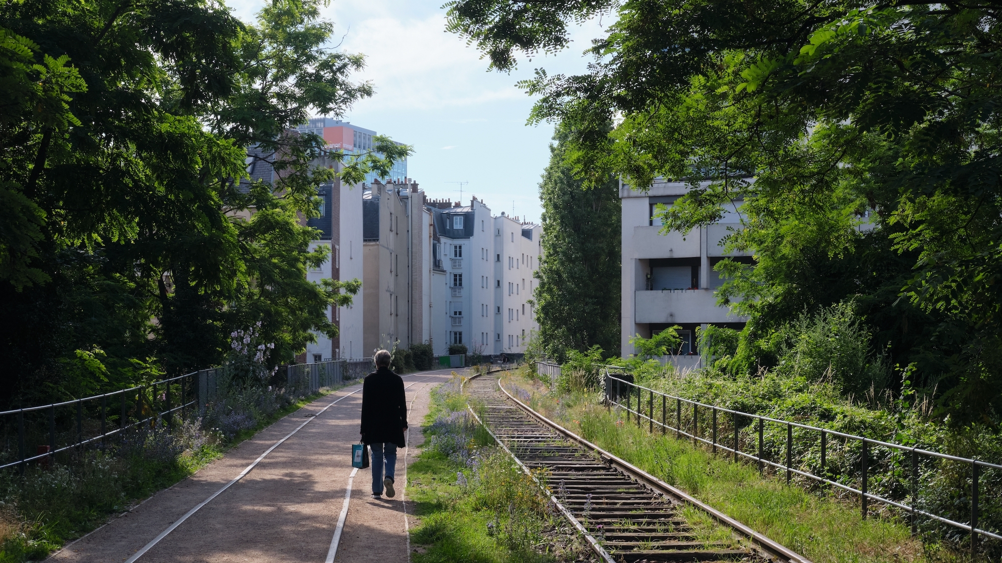 Un nouveau lieu culturel de 2 000 m2 va ouvrir ses portes sur la Petite Ceinture shutterstock-2105623880