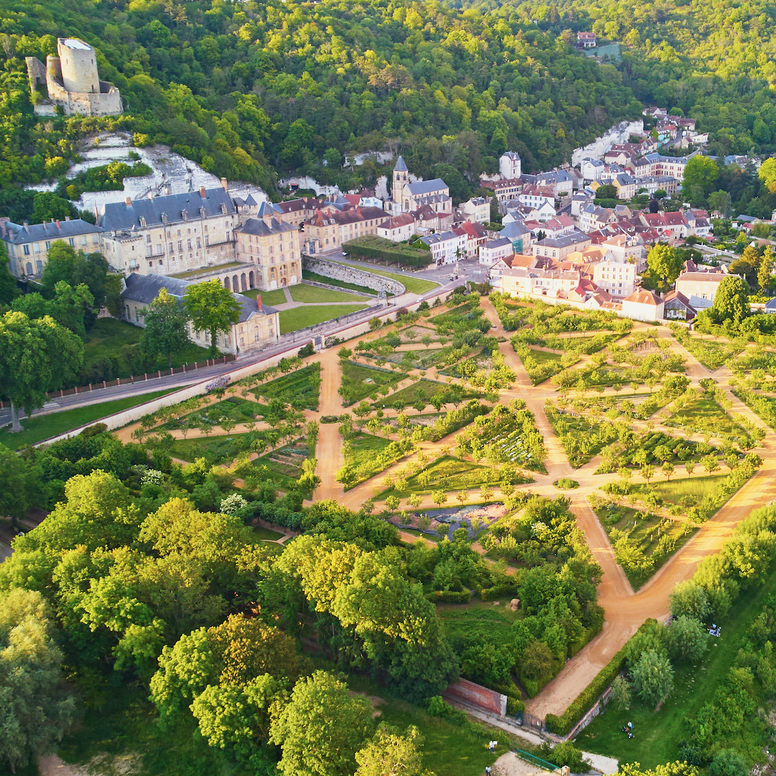 À 1h15 de Paris, ce village qui semble figé dans le temps est l'un des plus beaux de France la-roche-guyon