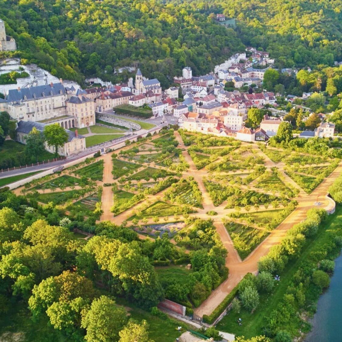 À moins de 3h de Lille, ce village figé dans le temps est l’un des plus beaux de France cha-teau-lac-jardins-arbres