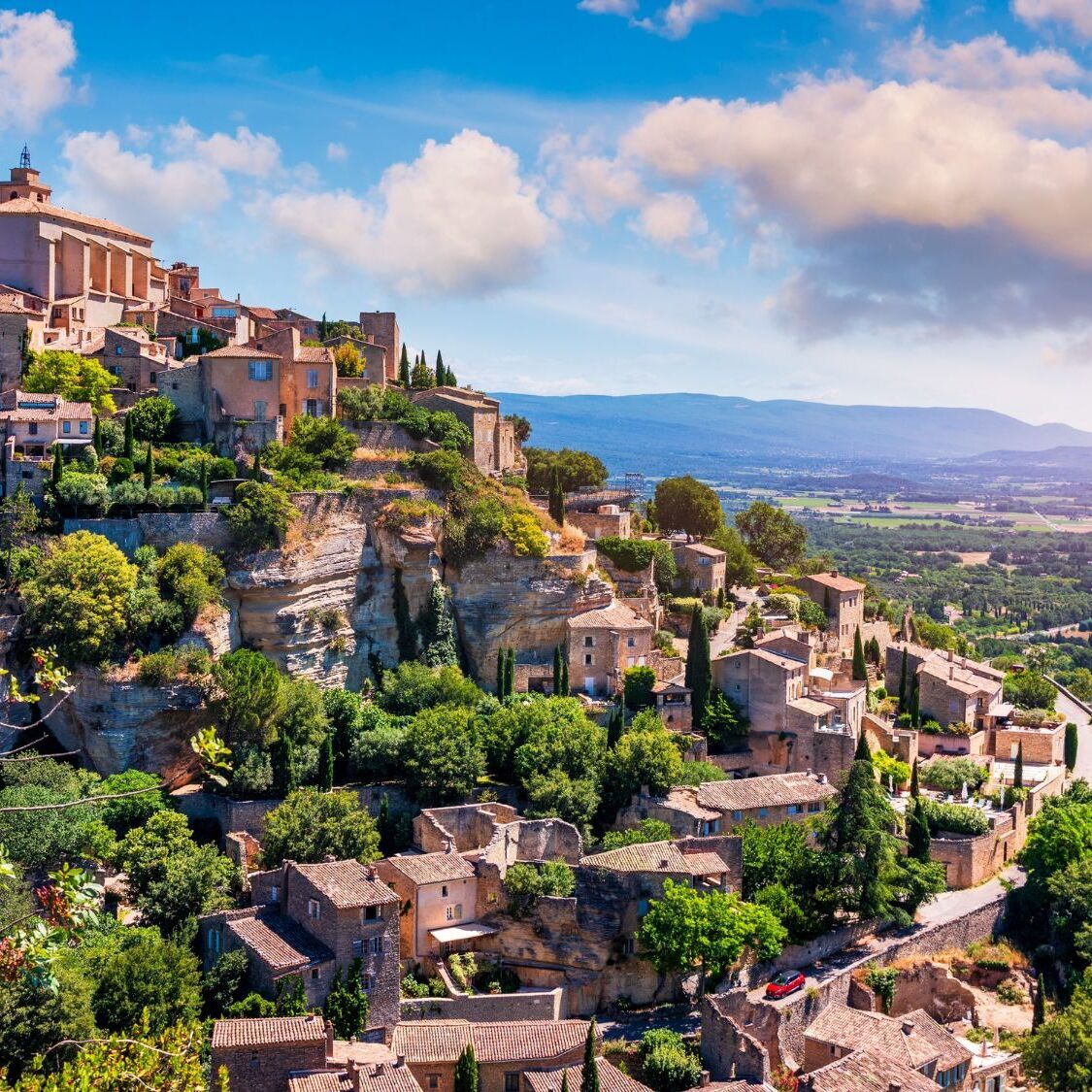 Le plus beau village du monde se cache en France et c’est le moment parfait pour le découvrir village-perche-montagne-vue
