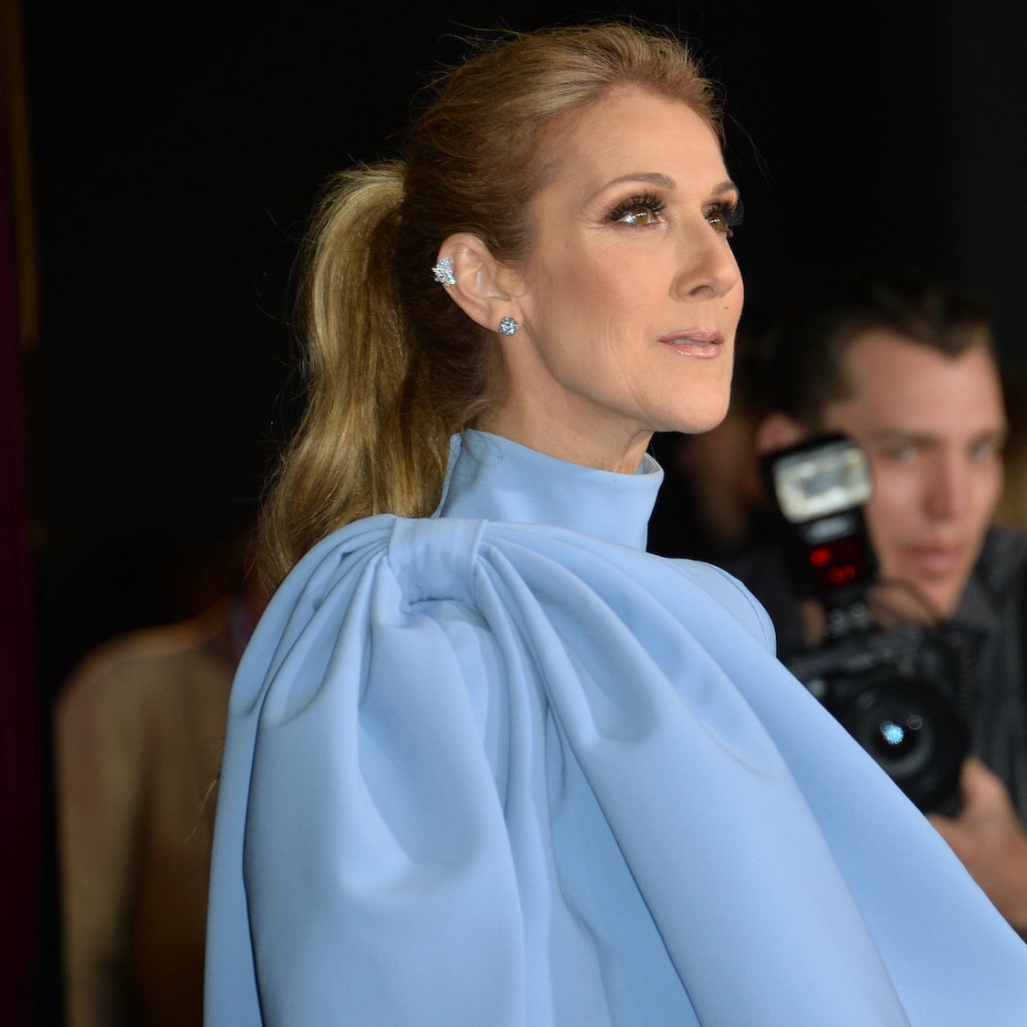 Céline Dion fait une apparition surprise au pied de la tour Eiffel pour la Fashion week celine-dion-loreal