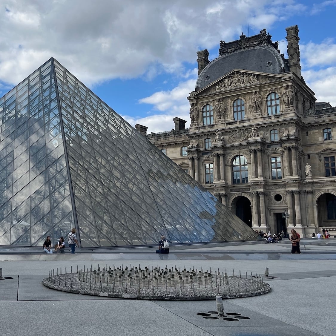 Le musée du Louvre gratuit toute la soirée ce vendredi shutterstock-2685032203