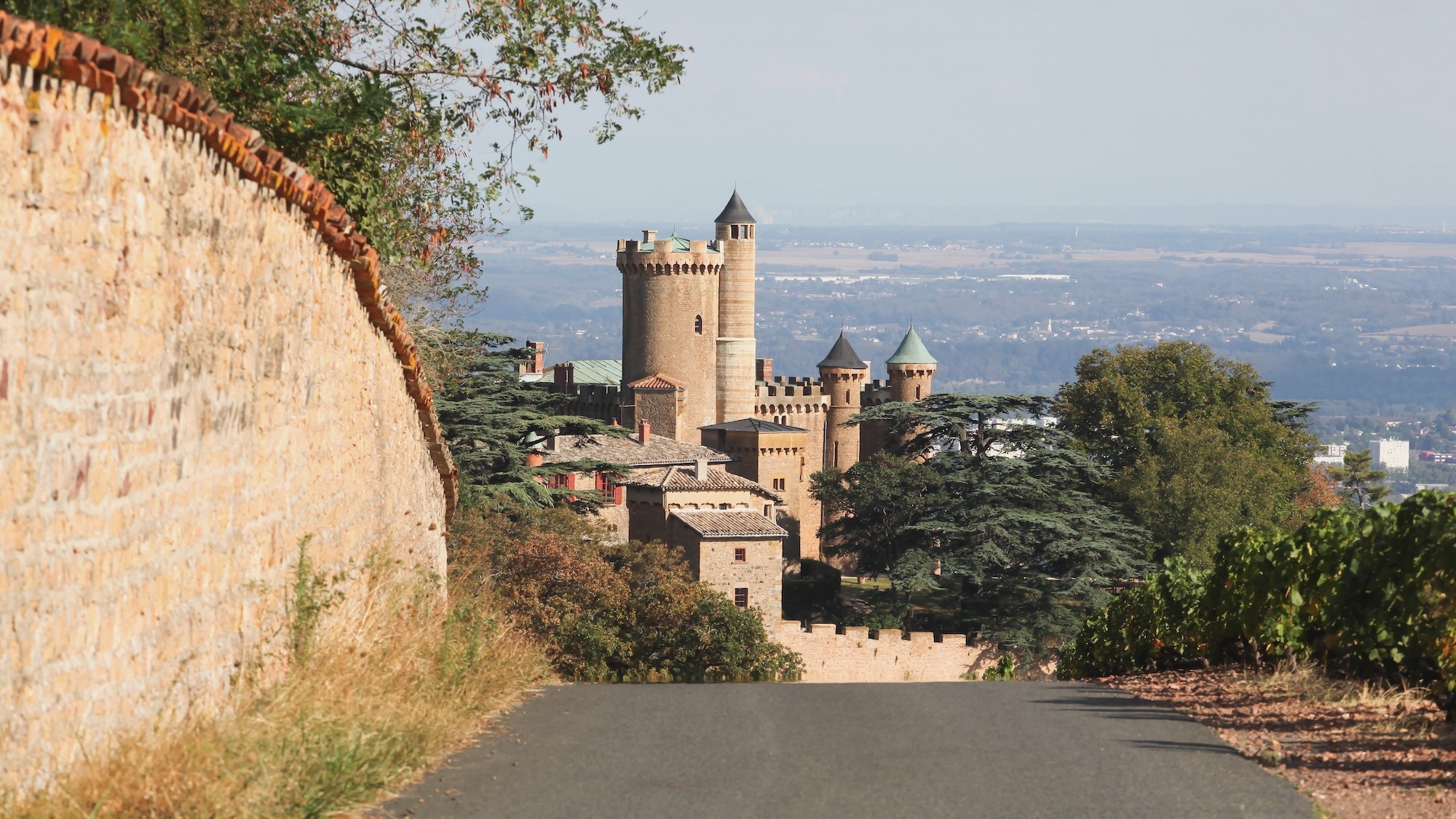 chateau-montmelas-45-minutes-lyon-decor-kaamelott