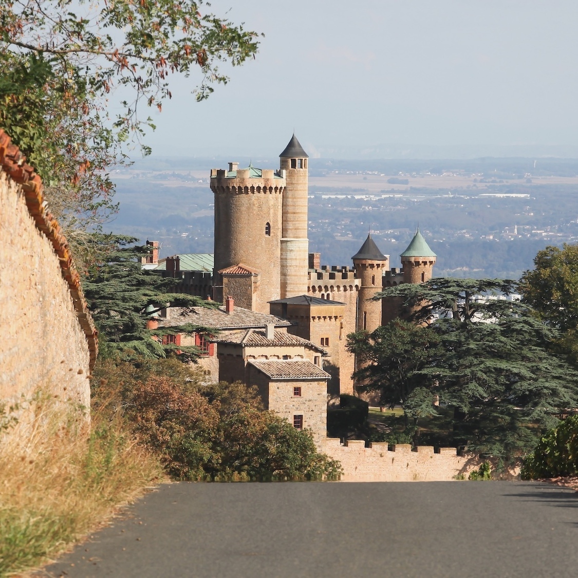 Ce château du XIIIᵉ siècle à 45 minutes de Lyon a servi de décor à la série Kaamelott chateau-montmelas-45-minutes-lyon-decor-kaamelott
