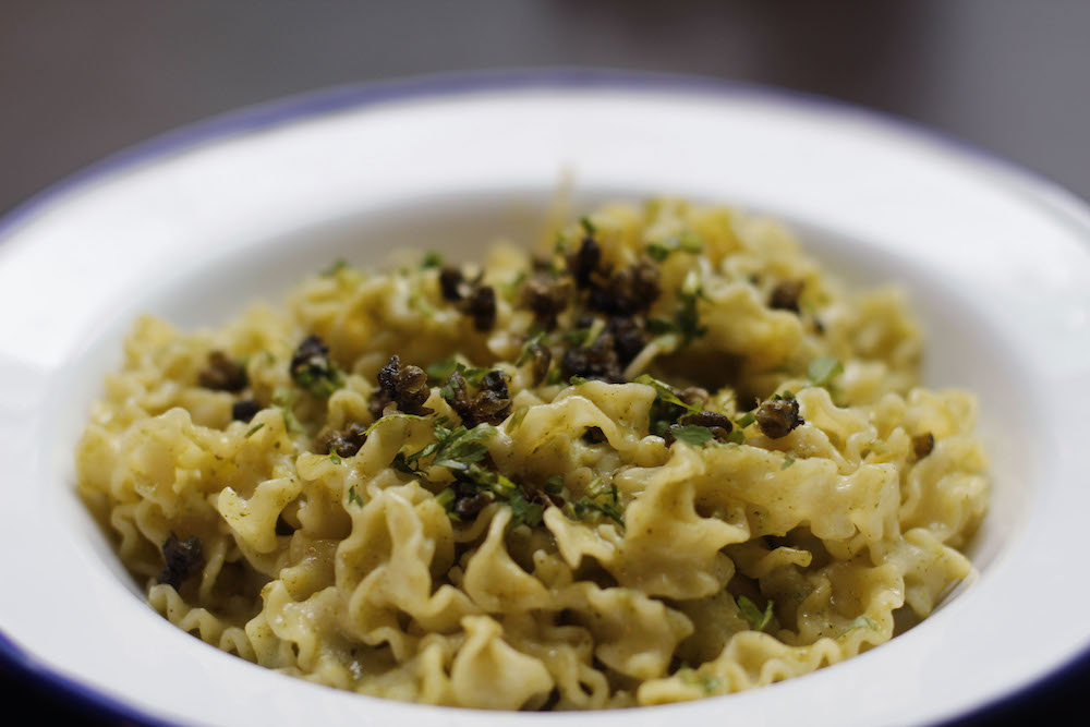 assiette de pates gros plan fusilli herbes sauce assiette blanche la samaritaine bar à pates justine piluso bouillante le bonbon paris.