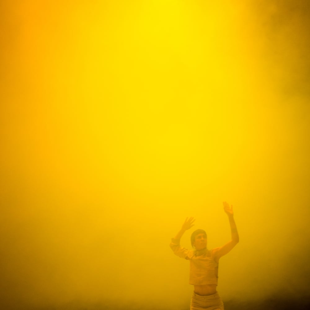 rauxa danse carreau du temple danseuse fond jaune brume le bonbon paris