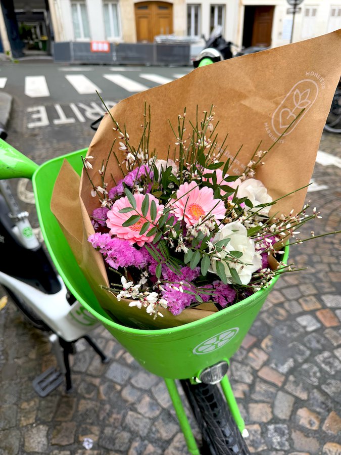 lime-flowers-valentine-gentleman-daisy-bicycle-paris-le-bonbon